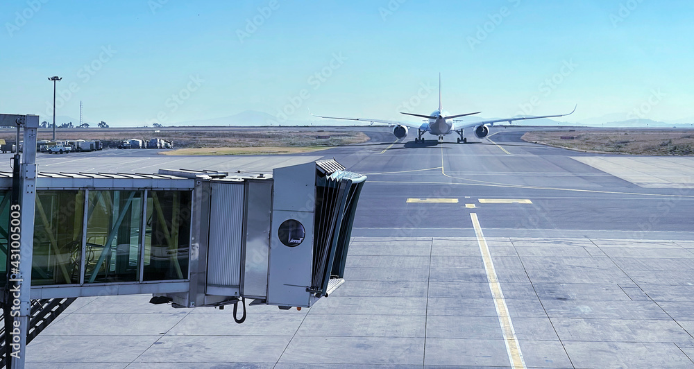 Jet bridge with Aircraft driving by the runway before airplane takeoff ...