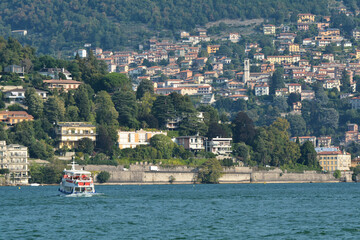 Wall Mural - Un battello della Navigazione Laghi sul lago di Como, Italia.