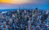 Fototapeta Miasta - New York City am Abend bei Sonnenuntergang