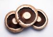 Funghi Portobello isolati su uno sfondo bianco. Direttamente sopra.