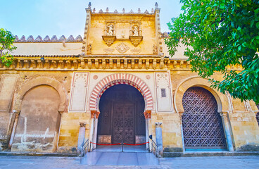 Canvas Print - The scenic Puerta de las Palmas gate of Mezquita, Cordoba, Spain