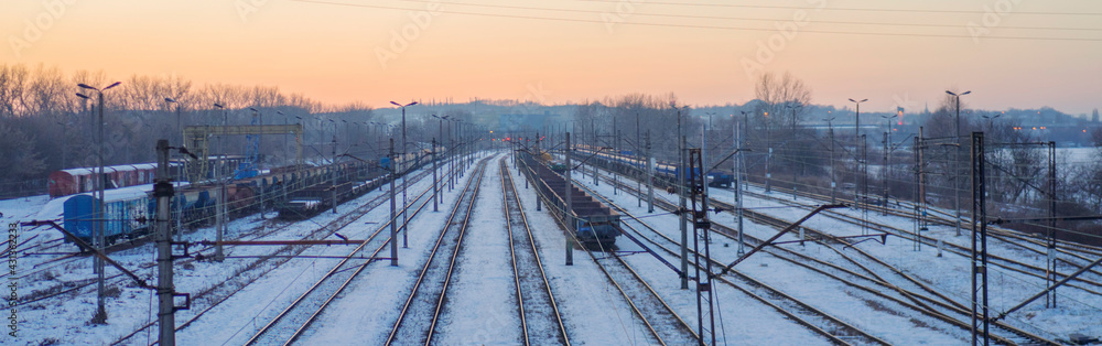 Widok na tory kolejowe w zimowej aurze. Kraków 2021 - wiadukt na Przewozie. - obrazy, fototapety, plakaty 