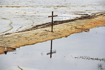 Poster - wooden cross on beach
