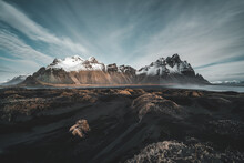 Das Vestrahorn In Island, Früh Morgens Strahlt Die Sonne Die Linke Berghälfte An