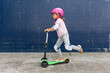 © Daniel - Niña jugando con patinete