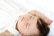 新生児の寝姿顔のクローズアップ