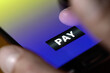 Online Zahlungsvorgang zahlen bezahlen Überweisung mobil im Internet mit Zahlungsanbieter mobile Payment auf Tablet Smartphone