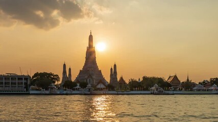 Wall Mural - Wat Arun Ratchawararam (Temple of Dawn) and five pagodas during twilight, famous tourist destination in Bangkok, Thailand; day to night - time lapse