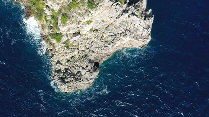 Wall Mural - Les rochers baignent dans l'eau sur la côte amalfitaine au bord de la mer tyrrhénienne en Europe, en Italie, en Campanie, dans la province de Salerne