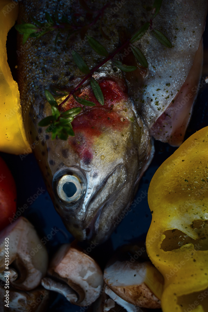 Forelle vorbereitet zum Kochen, Fischauge klar, Paprika, Gewürze, Tomate, Champignon, frisch in der Pfanne