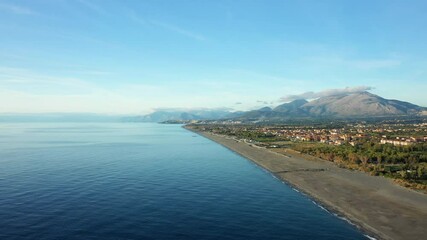 Wall Mural - La cote, la plage, les montagnes et la ville de Acchio - Fiumicello au bord de la mer tyrrhénienne en Europe, en Italie, en Calabre, dans la province de Cosenza