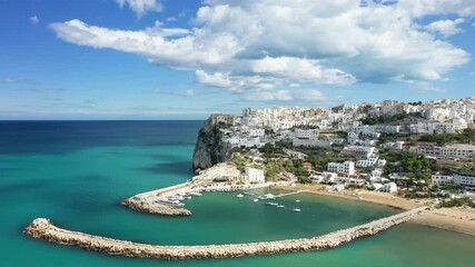 Wall Mural - La ville de Peschici et son port de plaisance au bord de la  mer tyrrhénienne en Europe, en Italie, dans la région des Pouilles, dans la province de Foggia, à Peschici