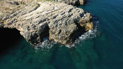 Wall Mural - Les rochers aux abords de la ville de Polignano a Mare au bord de la mer tyrrhénienne en Europe, en Italie, dans la région des Pouilles, dans la province de Bari