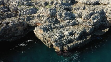 Wall Mural - Les rochers aux abords de la ville de Polignano a Mare au bord de la mer tyrrhénienne en Europe, en Italie, dans la région des Pouilles, dans la province de Bari