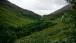 Highlands in Schottland mit Seeen und saftigen Wiesen entlang der Straße A87