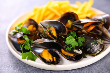 Wall Mural - plate with mussel and french fries