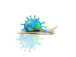 Schnecke mit Welt mit Coronavirus auf dem Schneckenhaus Spiegelung auf dem weißen Boden - weißer Hntergrund Corona