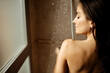 © Gala Mart√≠nez L√≥pez/Westend61 - Over shoulder view of adult woman taking shower