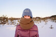 © Ekaterina Yakunina/Westend61 - Smiling woman face covered with knit hat against sky during winter