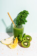 © Gemma Ferrando/Westend61 - Healthy green juice with apple, lemon, kale, kiwi and celery against wall