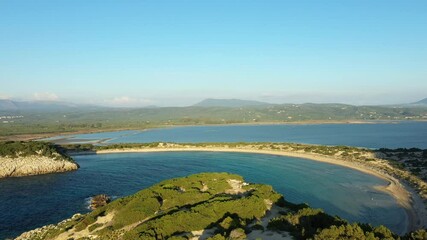 Canvas Print - La plage de Voidokilia et le Gialova Lagoon au bord de la mer Méditerranée vers Pylos, en Messénie, dans le Péloponnèse, en Grèce, en été.