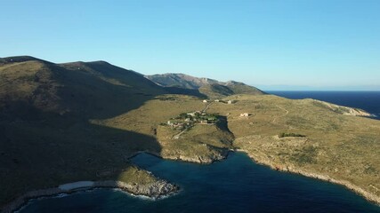 Canvas Print - Le village de Kokkinogia au Cap Tenare dans le Magne au bord de la mer Méditerranée vers Kalamata, en Laconie, dans le Magne, dans le Péloponnèse, en Grèce, en été.