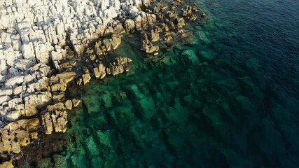 Wall Mural - Le bord de plage de Gialia entre Geroliménas et Alika au bord de la mer Méditerranée vers Kalamata, en Laconie, dans le Magne, dans le Péloponnèse, en Grèce, en été.