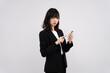 © peach100 - 携帯電話を使う女性