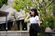 © peach100 - 携帯電話を使う女性