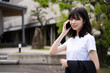 © peach100 - 携帯電話を使う女性