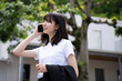 © peach100 - 携帯電話を使う女性