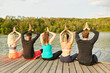 © Robert Kneschke - Gruppe Leute im Yoga Kurs bei einer Übung