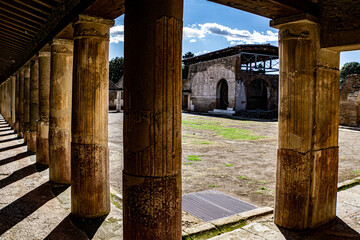 Poster - Archaeological site with columns and an open space - pompeii, italy