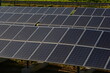 Pannelli solari di una centrale alimentata ad energia elettrica mentre producono migliaia di kwh al giorno