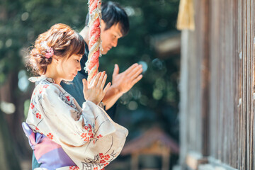 Poster - お参りする浴衣姿の男女
