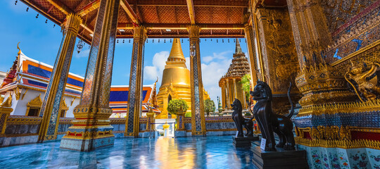 Canvas Print - Wat Phra Kaew is a sacred temple and it's a part of the Thai grand palace, the Temple that houses an ancient Emerald Buddha