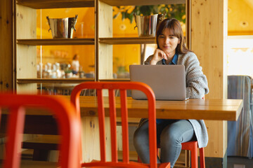 Poster - Woman working on a laptop