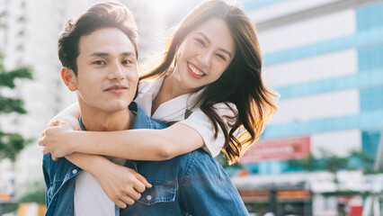 Canvas Print - Boyfriend is carrying his girlfriend on his back