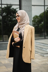 Canvas Print - muslim woman in hijab in city street