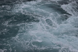 Fototapeta Przestrzenne - 翡翠色の海の泡と波