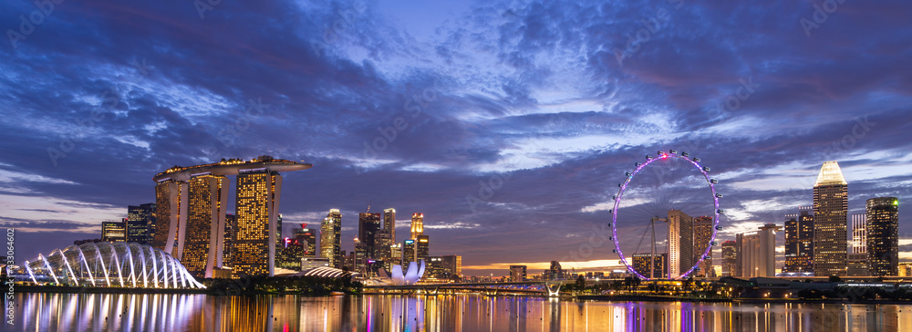 Wide panorama of Singapore cityscape at dusk. - obrazy, fototapety, plakaty 