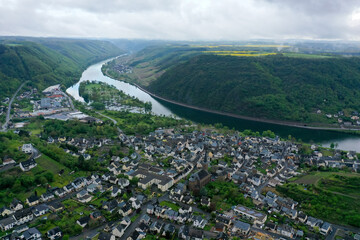 Wall Mural - Stadt am Fluss Mosel Rhein - Wege Transport per Schiff - aus der Luft - Luftaufnahme - Emissionen - Brücke - Straße Wasserstraße