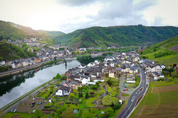 Wall Mural - Stadt am Fluss Mosel Rhein - Wege Transport per Schiff - aus der Luft - Luftaufnahme - Emissionen - Brücke - Straße Wasserstraße