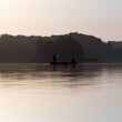 Krajobraz konturówka pejzaż łódka  zarysy sylwetek dwóch wędkarzy łowiących ryby na jeziorze