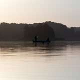 Fototapeta Krajobraz - Krajobraz konturówka pejzaż łódka  zarysy sylwetek dwóch wędkarzy łowiących ryby na jeziorze