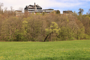 Wall Mural - Frühling im Schwarzatal; Blick auf den oberen Ortsteil von Schwarzburg mit historischen Hotelbauten