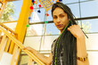 © Gerardo - Retrato frontal de mujer transgénero con trenzas posando en las escaleras de su casa