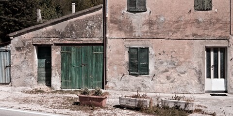 Wall Mural - An abandoned cottage in the Italian countryside with green doors and windows (Marche, Italy, Europe)