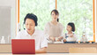 © metamorworks - テレワーク　家で仕事をする男性