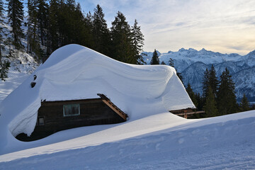 Verschneite Almhütte im Salzkammergut mit Blick zum Hohen Dachstein